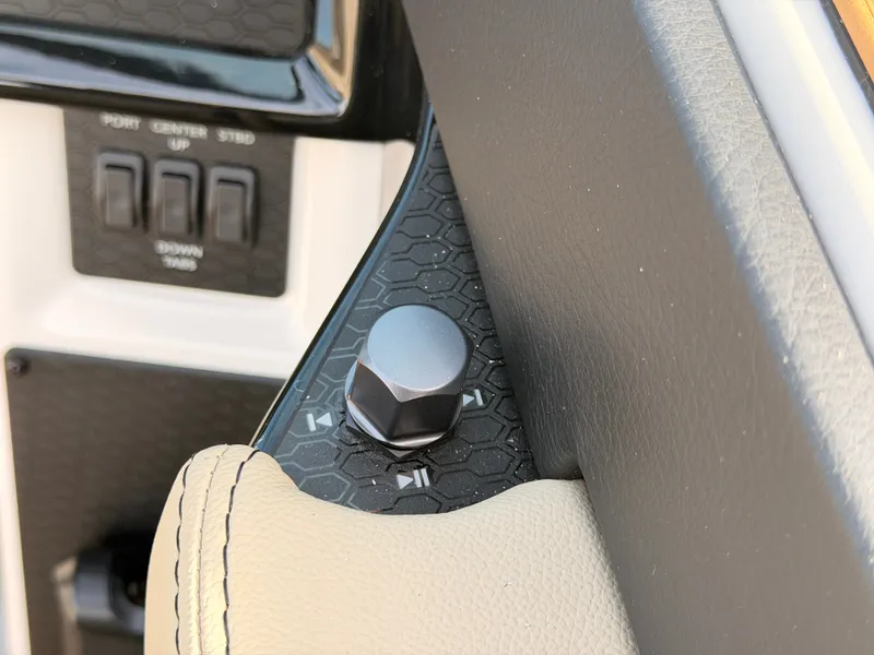 Slide: The Image of MasterCraft NXT22 2027 - 50