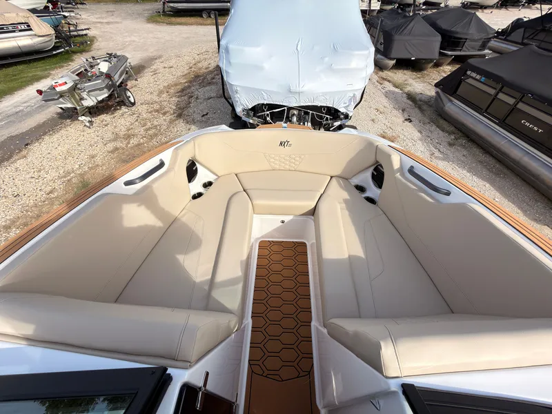 Slide: The Image of MasterCraft NXT22 2027 - 57