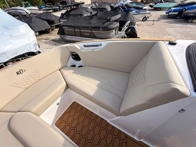 Slide: The Image of MasterCraft NXT22 2027 - 63