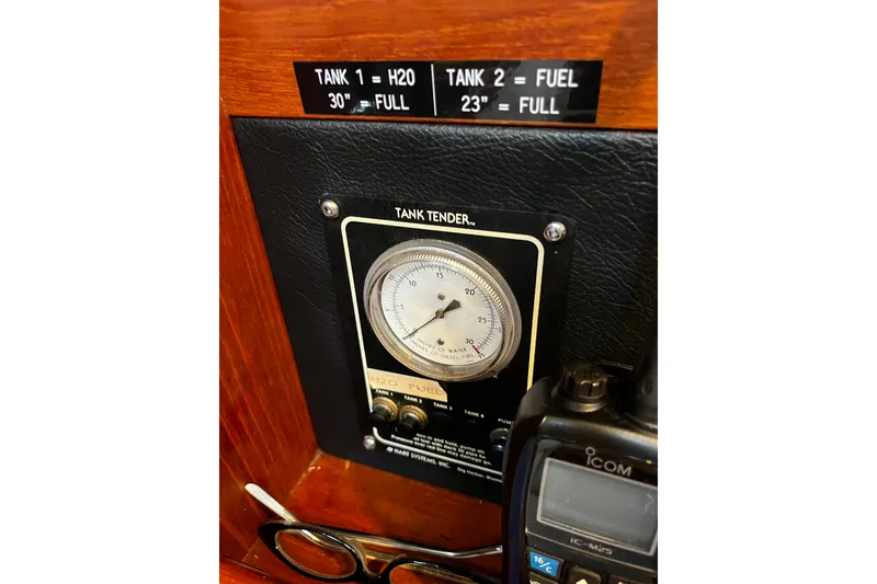 Slide: The Image of Tank tender gauge on 1999 Oyster 53 Deck Saloon, showing water and fuel levels. - 63