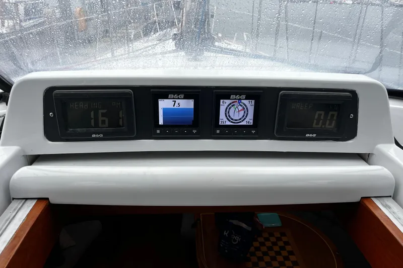 Slide: The Image of Navigation instruments on a 1999 Oyster 53 Deck Saloon yacht, displaying heading and speed. - 76