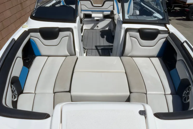 Slide: The Image of 2019 Yamaha Boats 212X interior with spacious seating and modern design. - 20