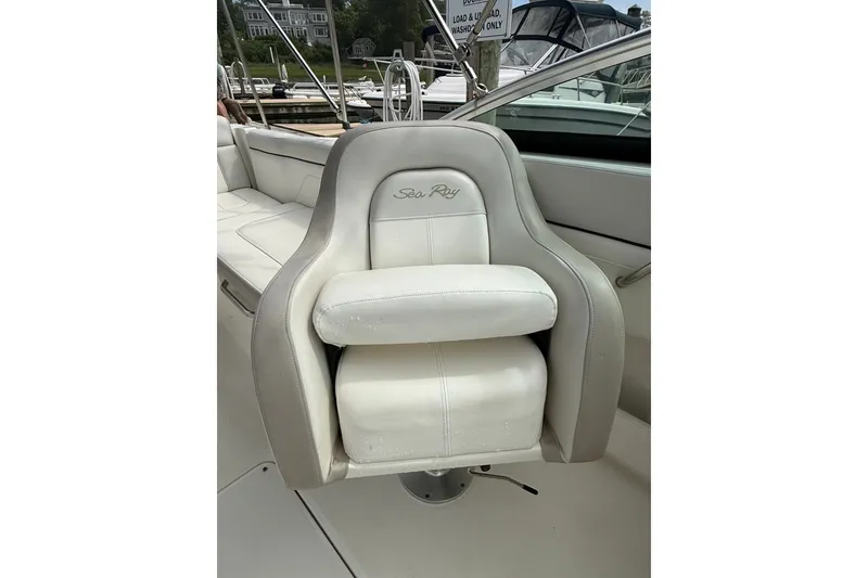 Slide: The Image of Captain's chair on 2012 Sea Ray 260 Sundeck boat, featuring white upholstery. - 33