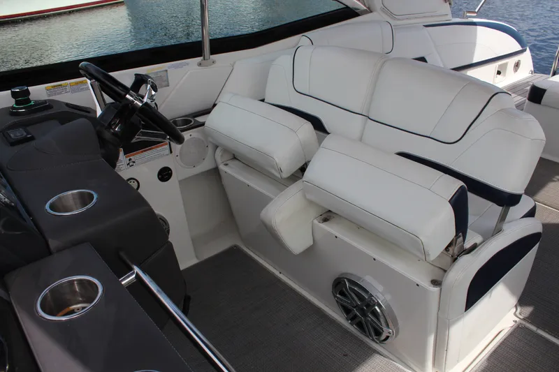 Slide: The Image of Das Bild zeigt den Steuerstand eines 2017er Formula 330 Crossover Bowrider mit weißen Ledersitzen. - 19