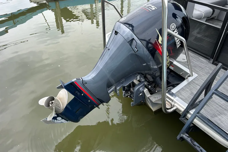 Slide: The Image of 2020 Bennington 23 SX boat with Yamaha outboard motor in water. - 15