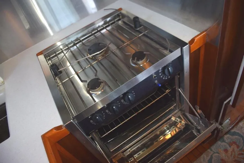 Slide: The Image of Force 10 gas range has a full oven. - 24