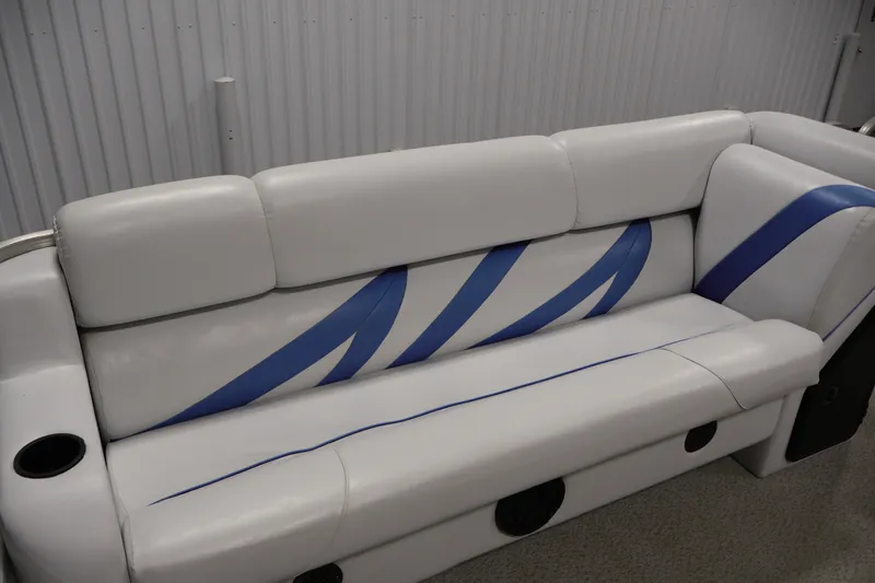 Slide: The Image of White and blue seating on a 2009 Leisurecraft 22 Cruise boat. - 14