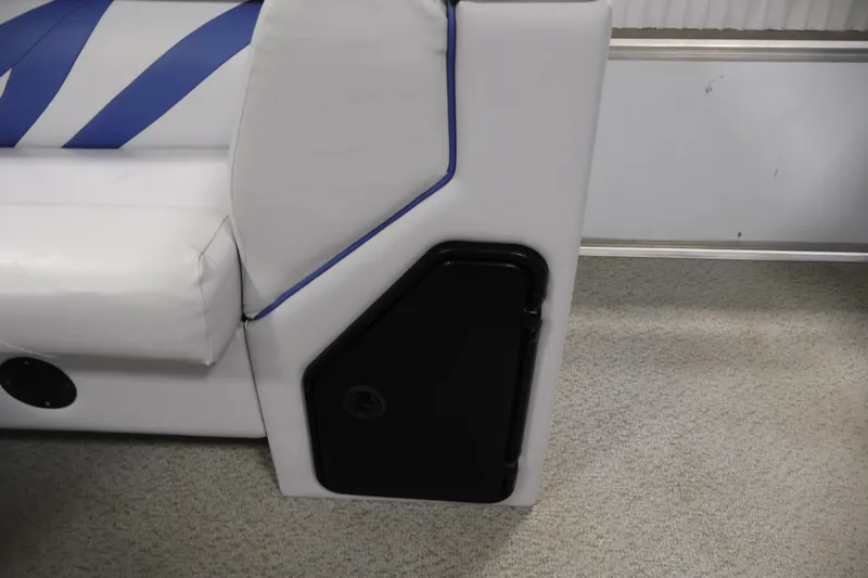 Slide: The Image of White and blue seating on a 2009 Leisurecraft 22 Cruise boat. - 31