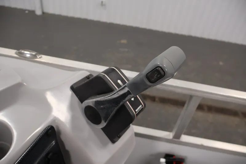 Slide: The Image of Throttle control lever on a 2009 Leisurecraft 22 Cruise boat dashboard. - 28