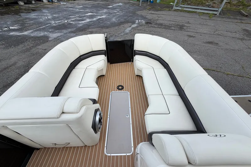 Slide: The Image of Luxurious seating on 2014 Harris FloteBote Grand Mariner SL 230 pontoon boat. - 17