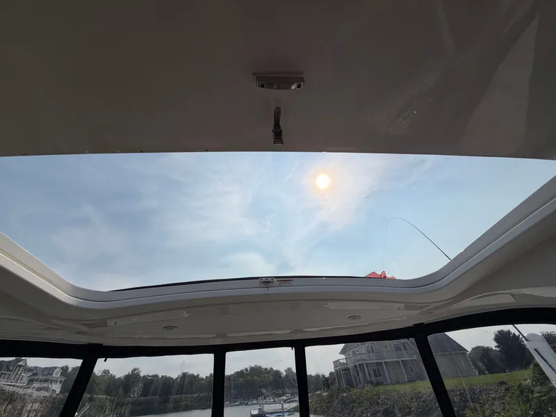Slide: The Image of Sea Ray SLX 310 Outboard 2021 - 13