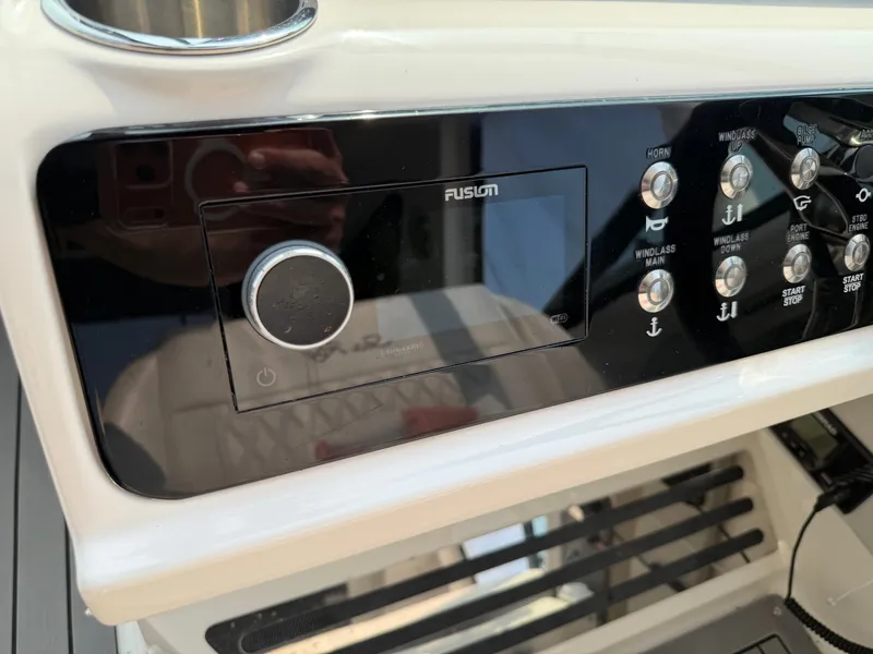 Slide: The Image of Sea Ray SLX 310 Outboard 2021 - 16