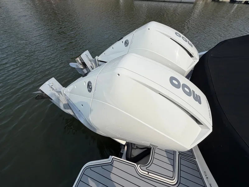 Slide: The Image of Sea Ray SLX 310 Outboard 2021 - 20