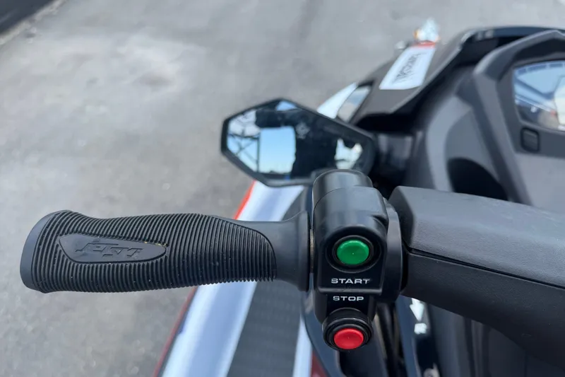 Slide: The Image of 2024 Kawasaki Jetski STX 160X handlebar with start and stop buttons. - 15