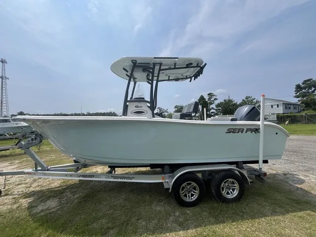 Slide: The Image of Sea Pro 222 Center Console 2025 - 3
