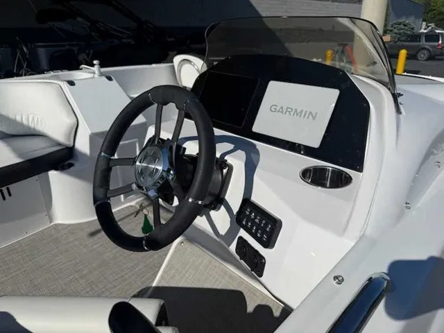 Slide: The Image of Stingray 212 SC 2025 - 3