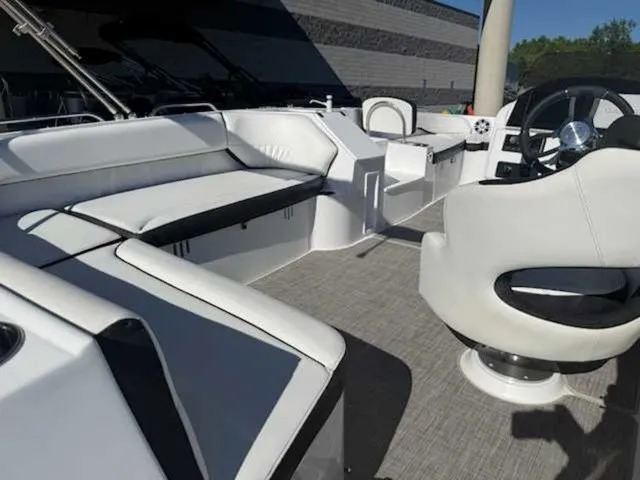Slide: The Image of Stingray 212 SC 2025 - 4