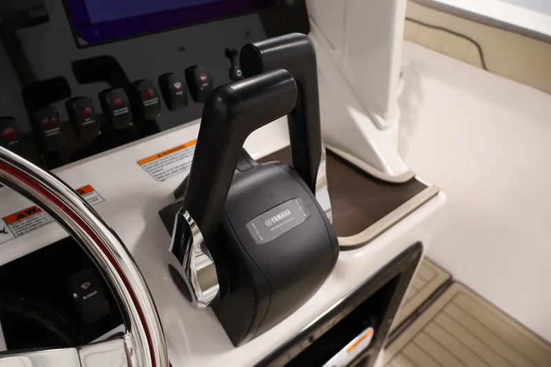 Slide: The Image of Throttle controls on 2026 Yamaha Boats 252 FSH Sport dashboard. - 31