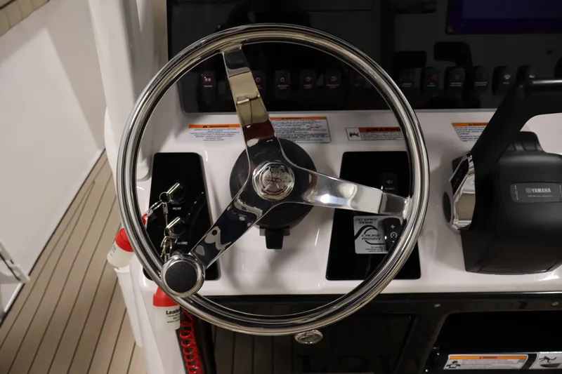 Slide: The Image of Steering wheel and controls of 2026 Yamaha Boats 252 FSH Sport. - 27