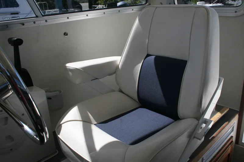 Slide: The Image of Captain's chair in 2007 Sea Sport 2200 Sportsman boat interior. - 3