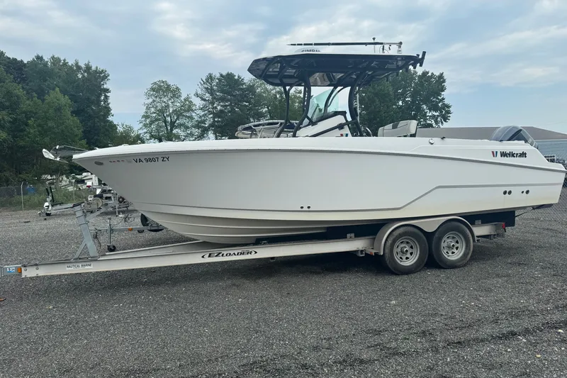 The Image of 2021 Wellcraft 262 Fisherman boat on trailer, parked outdoors. - 1