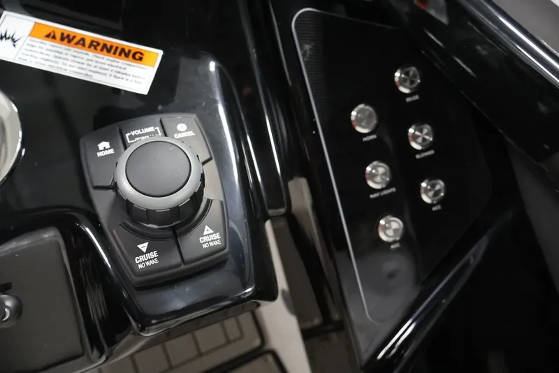 Slide: The Image of Nahaufnahme der Steuerkonsole eines Yamaha 252SD Bootes mit Bedienelementen und Warnhinweis. - 41