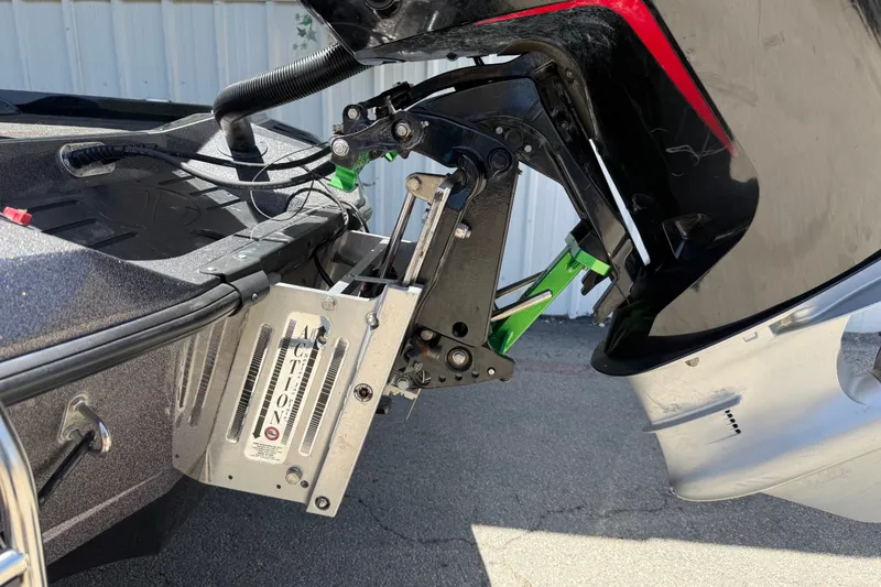 Slide: The Image of 2020 Ranger Z518 boat motor mount with hydraulic lift system. - 34