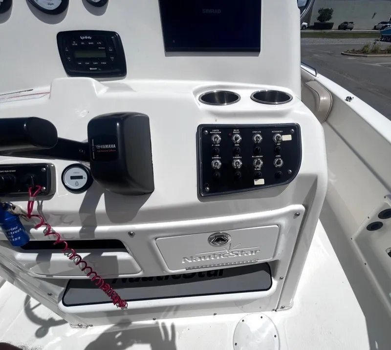 Slide: The Image of NauticStar Angler 211 2017 - 12