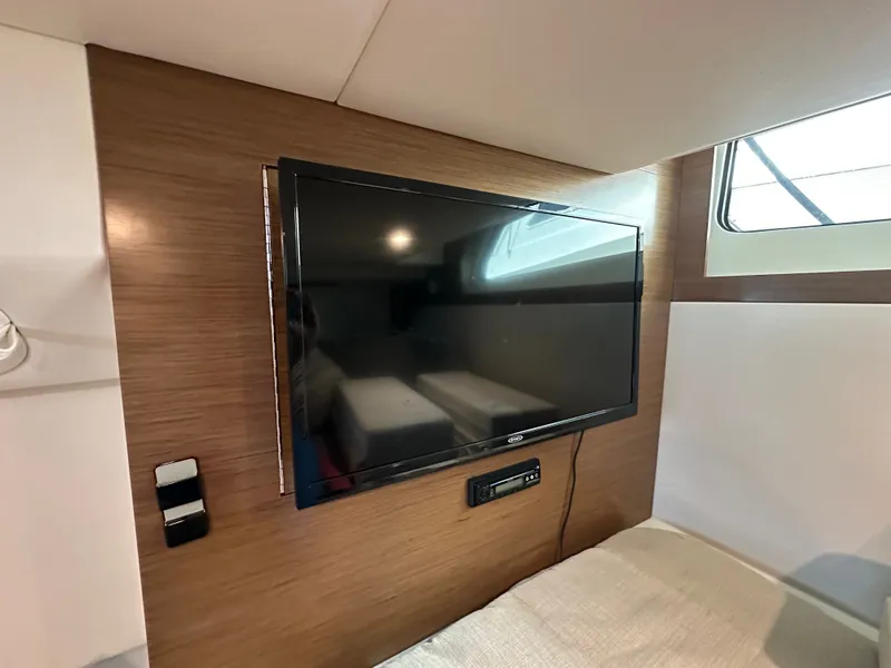 Slide: The Image of Cruisers 390 Express Coupe 2018 - 32