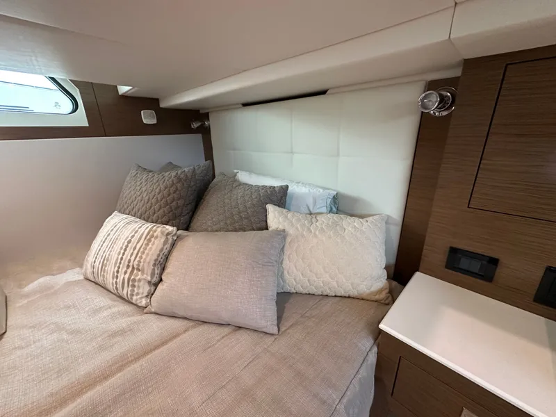 Slide: The Image of Cruisers 390 Express Coupe 2018 - 36