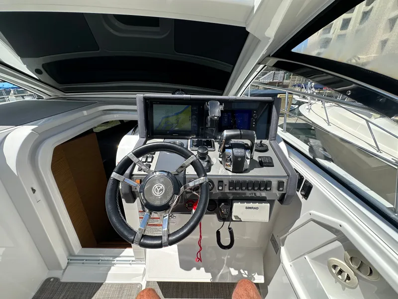 Slide: The Image of Cruisers 390 Express Coupe 2018 - 28