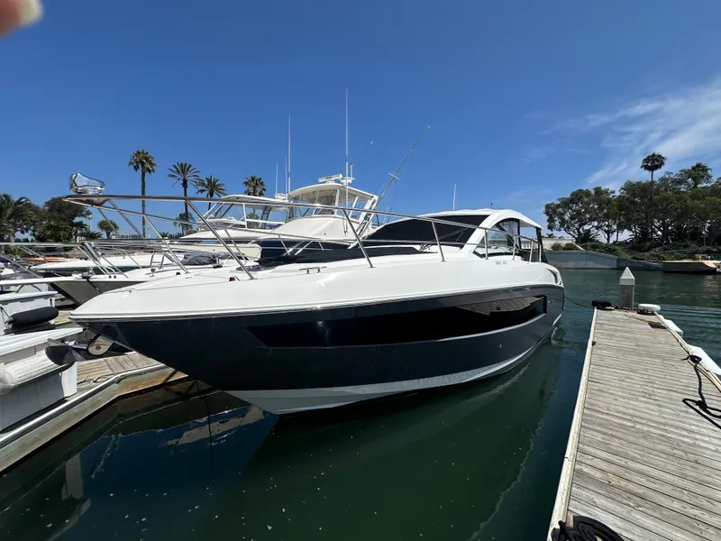 Slide: The Image of Cruisers 390 Express Coupe 2018 - 11