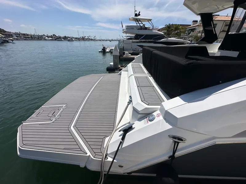 Slide: The Image of Cruisers 390 Express Coupe 2018 - 13