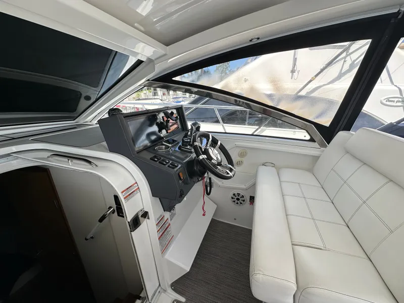 Slide: The Image of Cruisers 390 Express Coupe 2018 - 23