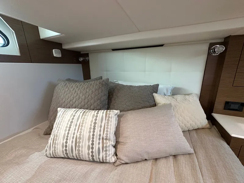 Slide: The Image of Cruisers 390 Express Coupe 2018 - 34
