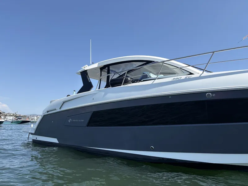 Slide: The Image of Cruisers 390 Express Coupe 2018 - 57