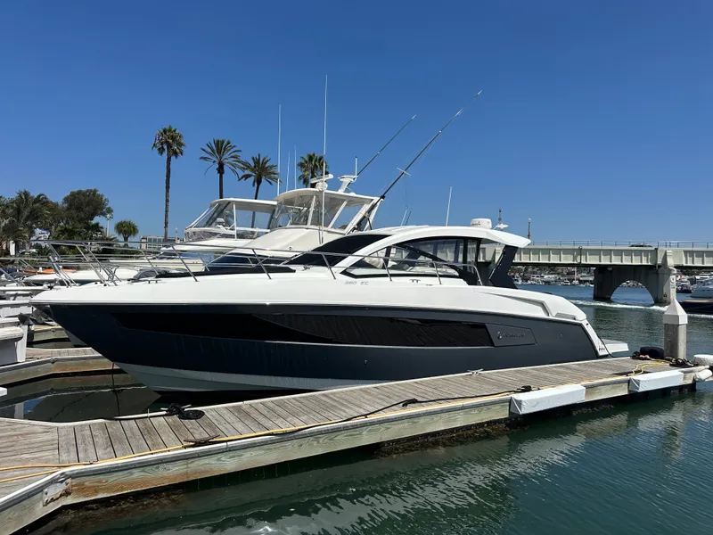 Slide: The Image of Cruisers 390 Express Coupe 2018 - 10