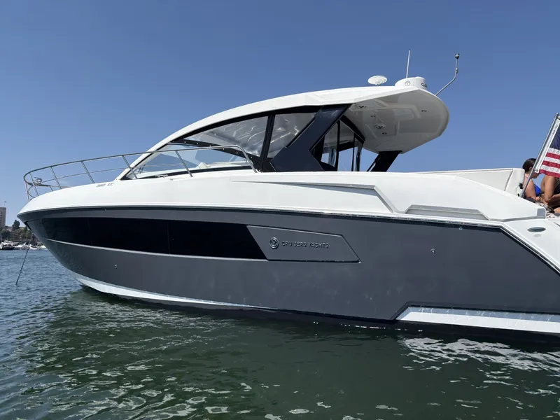 Slide: The Image of Cruisers 390 Express Coupe 2018 - 1