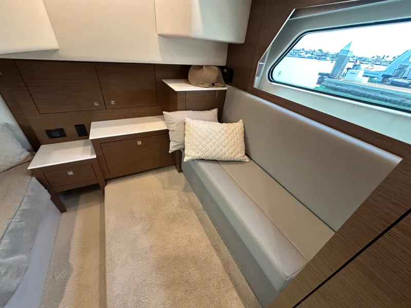 Slide: The Image of Cruisers 390 Express Coupe 2018 - 30