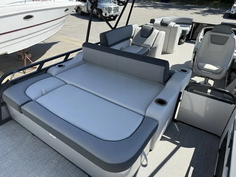 Slide: The Image of Avalon 23X8.5X25 AV 2025 - 9