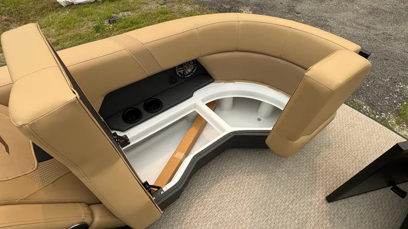 Slide: The Image of Evotti 2026 521 Convertible Stern 2026 - 16