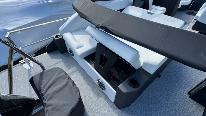 Slide: The Image of Evotti 2026 523 Convertible Stern 2026 - 31
