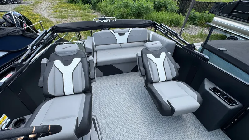 Slide: The Image of Evotti 2026 723 Convertible Stern 2026 - 12