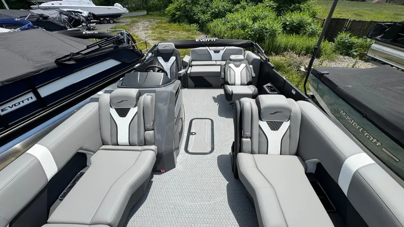 Slide: The Image of Evotti 2026 723 Convertible Stern 2026 - 20