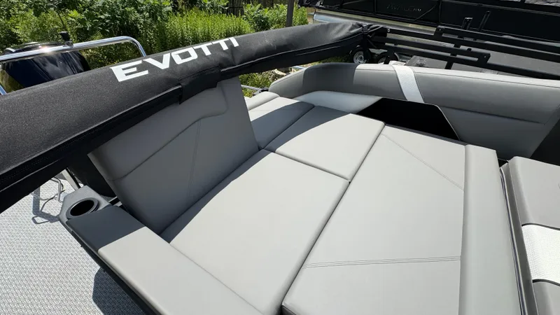 Slide: The Image of Evotti 2026 723 Convertible Stern 2026 - 29