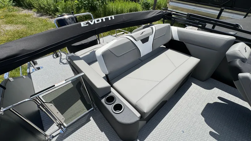 Slide: The Image of Evotti 2026 723 Convertible Stern 2026 - 25