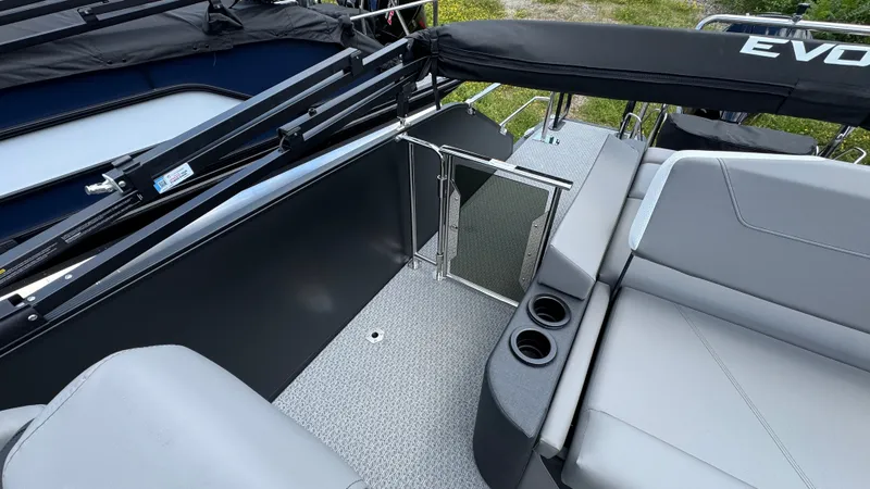 Slide: The Image of Evotti 2026 723 Convertible Stern 2026 - 11