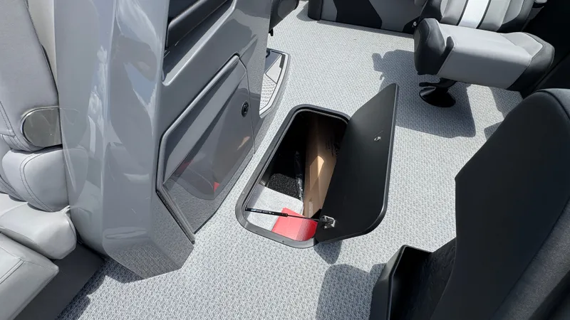 Slide: The Image of Evotti 2026 723 Convertible Stern 2026 - 22