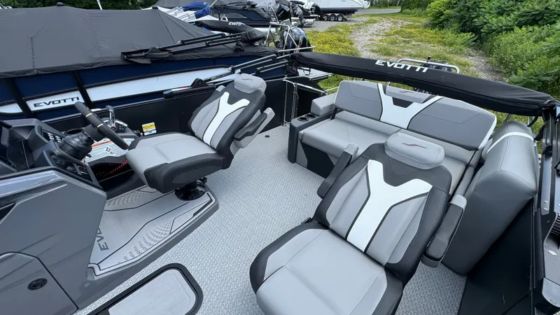 Slide: The Image of Evotti 2026 723 Convertible Stern 2026 - 13