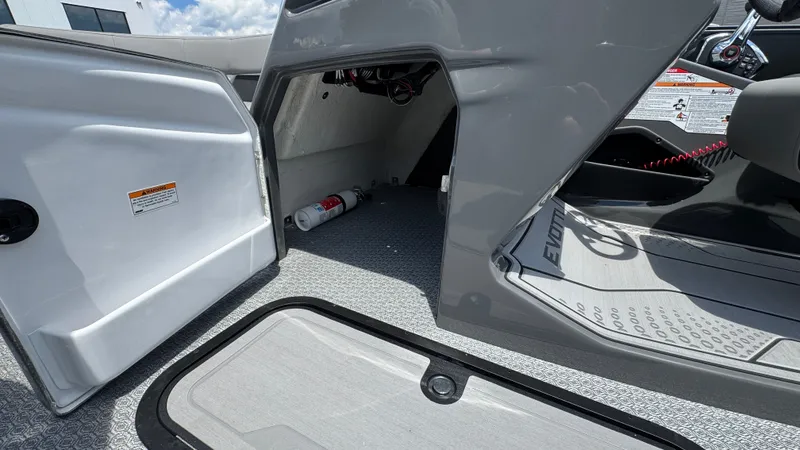 Slide: The Image of Evotti 2026 723 Convertible Stern 2026 - 23